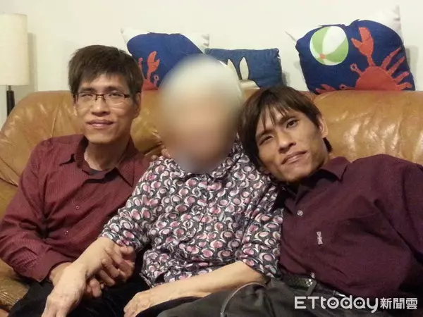 又一位名人過世!台灣首對「連體嬰」42歲哥哥驟逝,慘被爸媽拋棄,過世了也「無法被捧斗回家」!