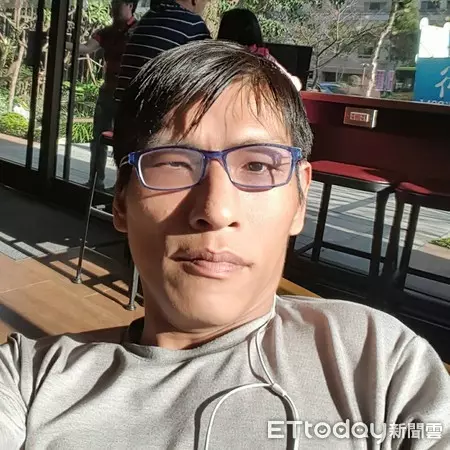 又一位名人過世!台灣首對「連體嬰」42歲哥哥驟逝,慘被爸媽拋棄,過世了也「無法被捧斗回家」!