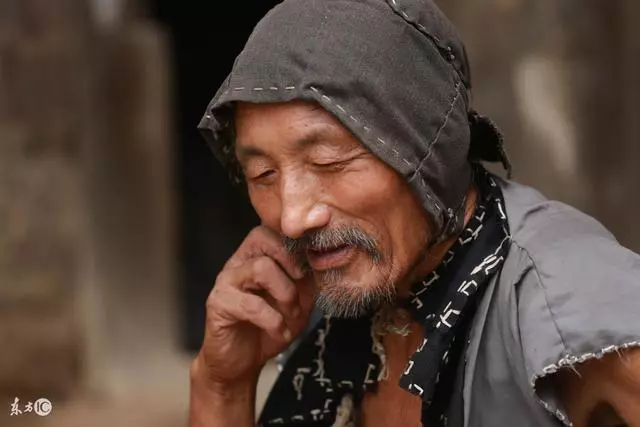 父親找女兒借錢,女婿讓寫借條才借,回到家,打開借條一看傻了!