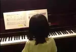 她3歲背熟《金剛經》,看懂甲骨文,9歲時已踏遍半個地球,只因她的父親叫李亞鵬!