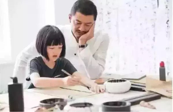 她3歲背熟《金剛經》,看懂甲骨文,9歲時已踏遍半個地球,只因她的父親叫李亞鵬!