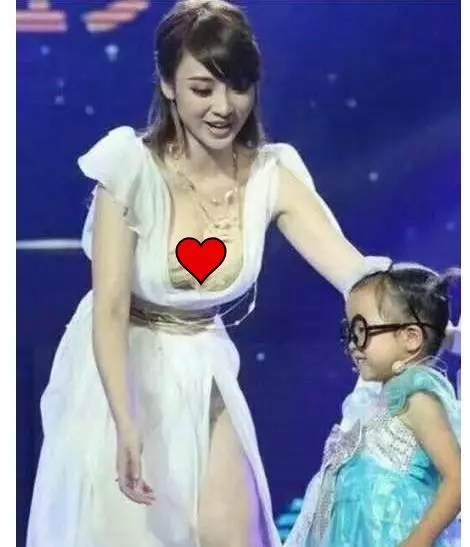 中國兒童節目主持人「挺長輩嚇小孩」炸開高衩!網友砲轟:是去哺乳還主持啊!
