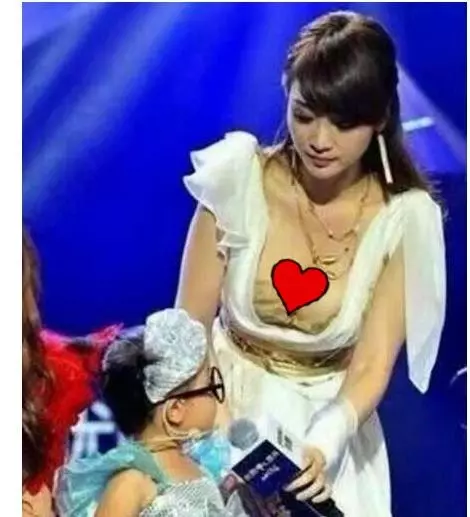 中國兒童節目主持人「挺長輩嚇小孩」炸開高衩!網友砲轟:是去哺乳還主持啊!