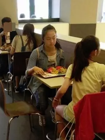 當年在本土劇飾演「不老症」的小草長大了!消失螢光幕5年....被網友拍到「長大後的模樣」!