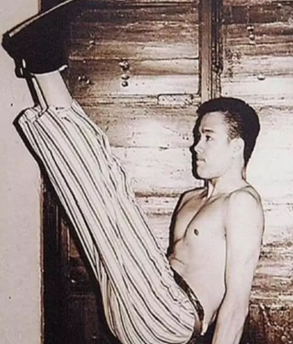 李小龍怪異練功照,圖3插300次練硬度,圖4泰森連一個也做不了