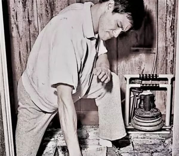 李小龍怪異練功照,圖3插300次練硬度,圖4泰森連一個也做不了