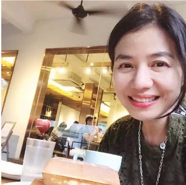 58歲鍾楚紅素顏照曝光!滿臉皺紋毫不在意,堅持不整容、不修圖才是最美的女人