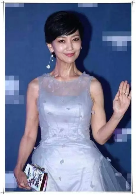 當64歲趙雅芝撞上64歲潘虹,網友:與其拚命裝嫩不如自然的老去