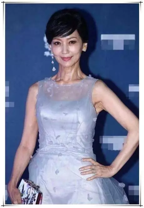 當64歲趙雅芝撞上64歲潘虹,網友:與其拚命裝嫩不如自然的老去