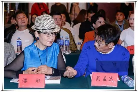 當64歲趙雅芝撞上64歲潘虹,網友:與其拚命裝嫩不如自然的老去