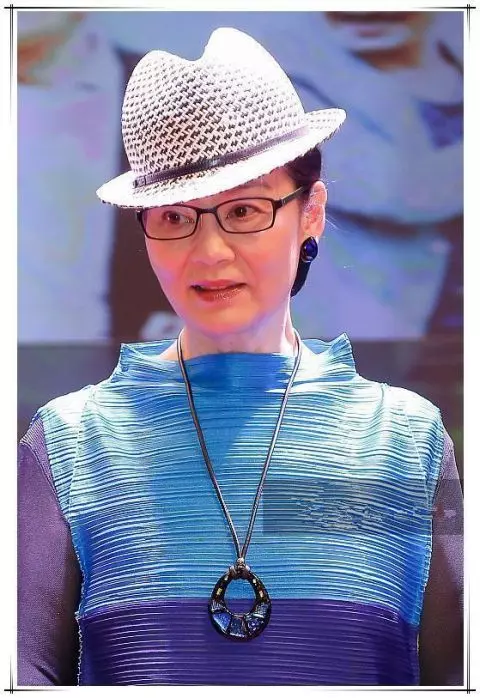 當64歲趙雅芝撞上64歲潘虹,網友:與其拚命裝嫩不如自然的老去