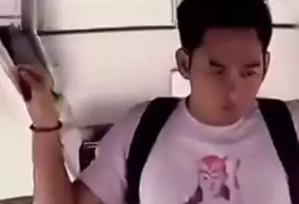 巴士一男子趁女孩睡著佔便宜,對方沒有反抗反而很配合,結果男子下車後傻眼了