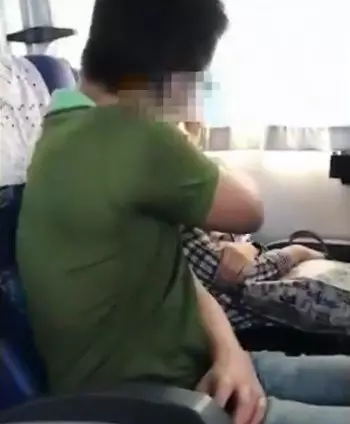 巴士一男子趁女孩睡著佔便宜,對方沒有反抗反而很配合,結果男子下車後傻眼了