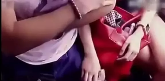巴士一男子趁女孩睡著佔便宜,對方沒有反抗反而很配合,結果男子下車後傻眼了