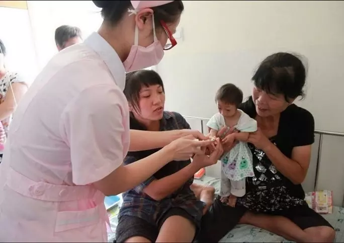 現實中的《拇指姑娘》3歲半,直擊她的日常生活,媽媽「呵護備至」不敢放鬆,網友淚崩:【最偉大的愛】