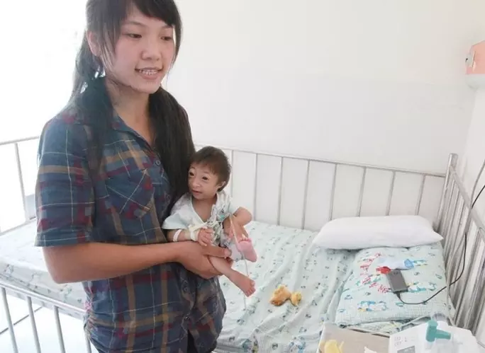 現實中的《拇指姑娘》3歲半,直擊她的日常生活,媽媽「呵護備至」不敢放鬆,網友淚崩:【最偉大的愛】