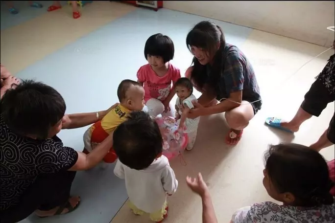 現實中的《拇指姑娘》3歲半,直擊她的日常生活,媽媽「呵護備至」不敢放鬆,網友淚崩:【最偉大的愛】