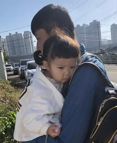 隨時都在皺眉!韓國2歲小女孩「一剪髮就森77」 媽媽曬「她燦笑模樣」比皺眉可愛100倍❤