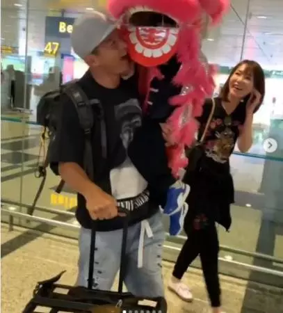 兒子舞獅接老爸機 李銘順高興到仰天大笑!