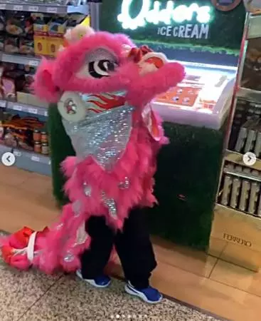 兒子舞獅接老爸機 李銘順高興到仰天大笑!