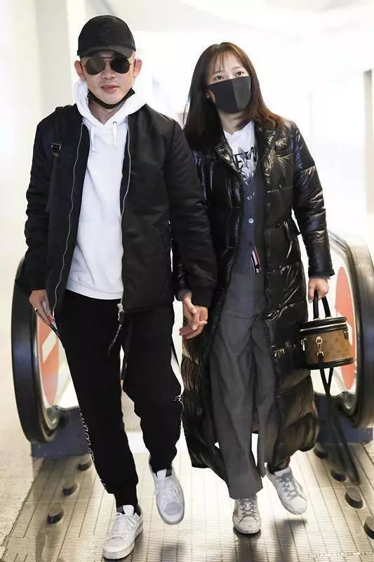 聶遠火了,連 「正宮娘娘」 也倍受關注,夫婦倆罕見攜手走紅毯,30歲妻子穿一字肩粉裙,優雅又減齡~