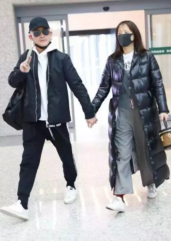 聶遠火了,連 「正宮娘娘」 也倍受關注,夫婦倆罕見攜手走紅毯,30歲妻子穿一字肩粉裙,優雅又減齡~