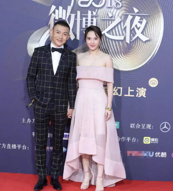 聶遠火了,連 「正宮娘娘」 也倍受關注,夫婦倆罕見攜手走紅毯,30歲妻子穿一字肩粉裙,優雅又減齡~