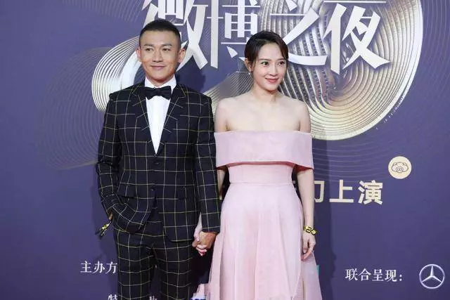 聶遠火了,連 「正宮娘娘」 也倍受關注,夫婦倆罕見攜手走紅毯,30歲妻子穿一字肩粉裙,優雅又減齡~