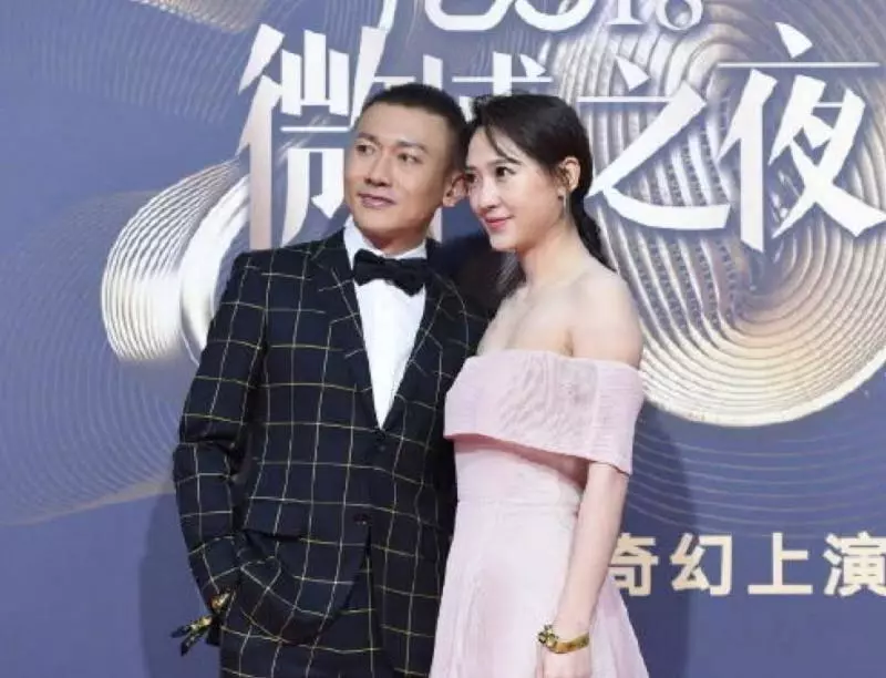 聶遠火了,連 「正宮娘娘」 也倍受關注,夫婦倆罕見攜手走紅毯,30歲妻子穿一字肩粉裙,優雅又減齡~