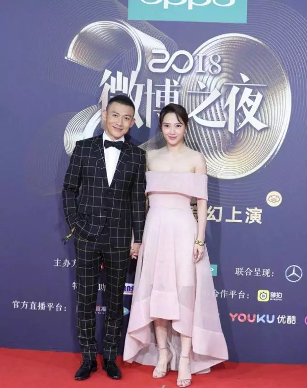 聶遠火了,連 「正宮娘娘」 也倍受關注,夫婦倆罕見攜手走紅毯,30歲妻子穿一字肩粉裙,優雅又減齡~