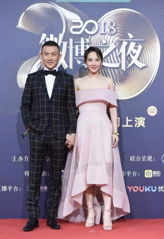 聶遠火了,連 「正宮娘娘」 也倍受關注,夫婦倆罕見攜手走紅毯,30歲妻子穿一字肩粉裙,優雅又減齡~