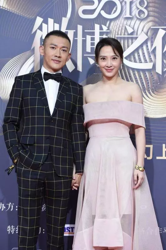 聶遠火了,連 「正宮娘娘」 也倍受關注,夫婦倆罕見攜手走紅毯,30歲妻子穿一字肩粉裙,優雅又減齡~