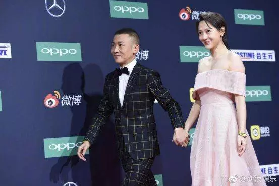 聶遠火了,連 「正宮娘娘」 也倍受關注,夫婦倆罕見攜手走紅毯,30歲妻子穿一字肩粉裙,優雅又減齡~