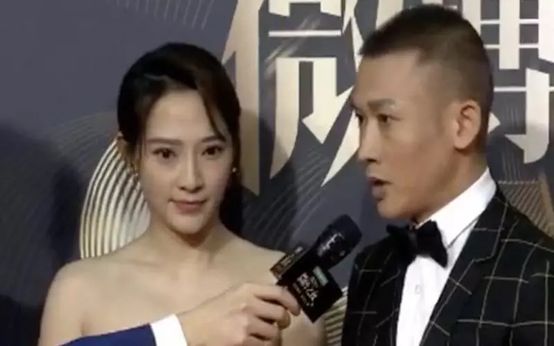 聶遠火了,連 「正宮娘娘」 也倍受關注,夫婦倆罕見攜手走紅毯,30歲妻子穿一字肩粉裙,優雅又減齡~