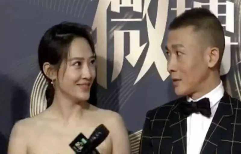 聶遠火了,連 「正宮娘娘」 也倍受關注,夫婦倆罕見攜手走紅毯,30歲妻子穿一字肩粉裙,優雅又減齡~