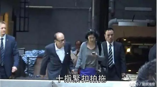 90歲李嘉誠與小女友十指緊扣,相戀26年甜蜜出鏡,網友:怪不得生了3個兒子的梁洛施還沒有拿到【豪門入場卷】