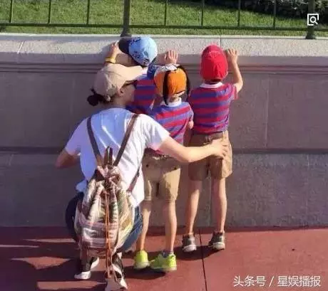 90歲李嘉誠與小女友十指緊扣,相戀26年甜蜜出鏡,網友:怪不得生了3個兒子的梁洛施還沒有拿到【豪門入場卷】