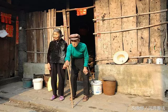 長女霸占父母房子剋扣生活費,小女兒主動養二老,老人卻這樣做