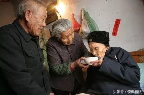 長女霸占父母房子剋扣生活費,小女兒主動養二老,老人卻這樣做