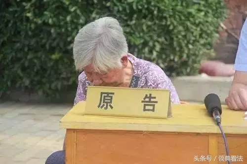 長女霸占父母房子剋扣生活費,小女兒主動養二老,老人卻這樣做