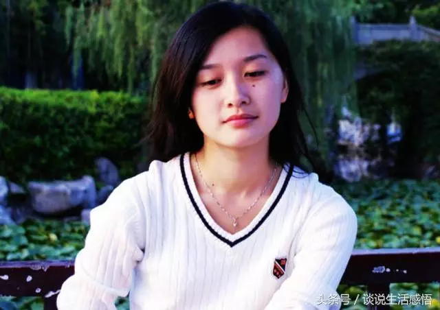 我是養女生閨女媽給十萬紅包,哥嫂不滿,媽提出個問題他們沉默了
