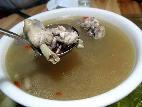 兒子執意和瞎子結婚,她懷孕後,我無聲無息,偷偷在雞湯里加辣椒