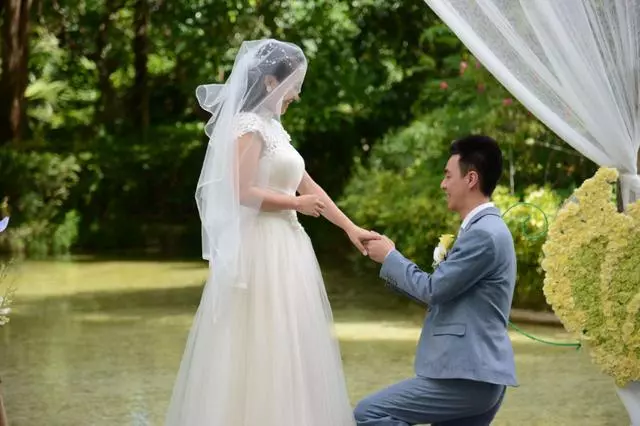 嫂子生兒子婆婆給十萬,我生女兒她一分不給,五年後她的報應來了
