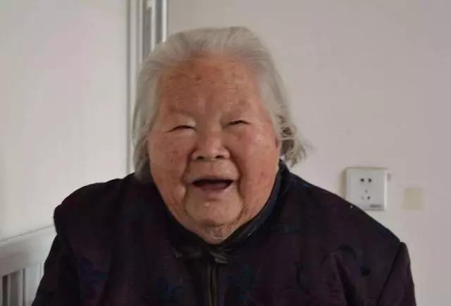 嫂子生兒子婆婆給十萬,我生女兒她一分不給,五年後她的報應來了