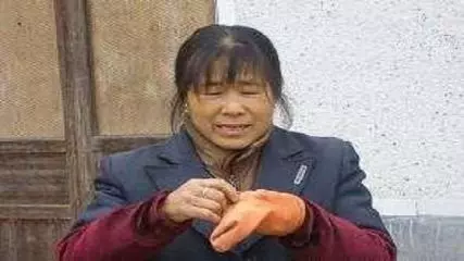 母親向女兒借一百路費,女婿讓寫欠條,打開欠條,母親淚目