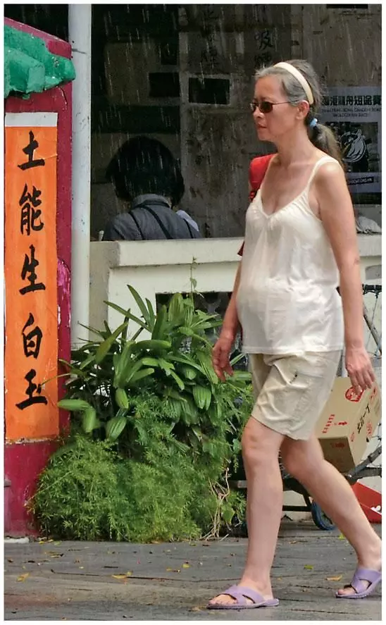 她有驚艷世人的美貌,曾紅過范冰冰, 如今卻淪落街頭吃垃圾,淒慘的背後竟是.....發人深省!