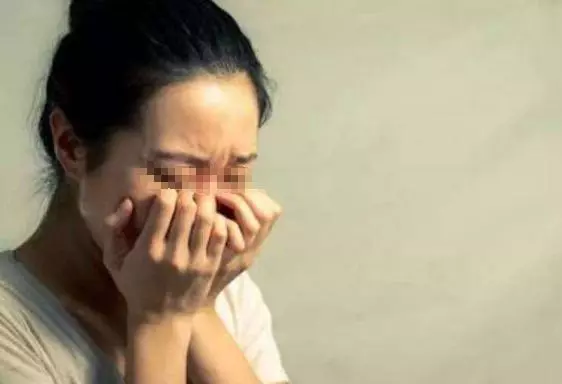 妻子死活不與婆婆生活,丈夫因孝順趕走妻子,回家打開監控,蒙住