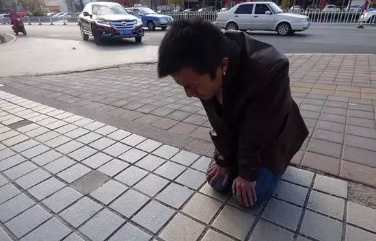 妻子去世俺再婚,收拾房間瞥見曾經甜蜜合照,放大後細看,癱在地