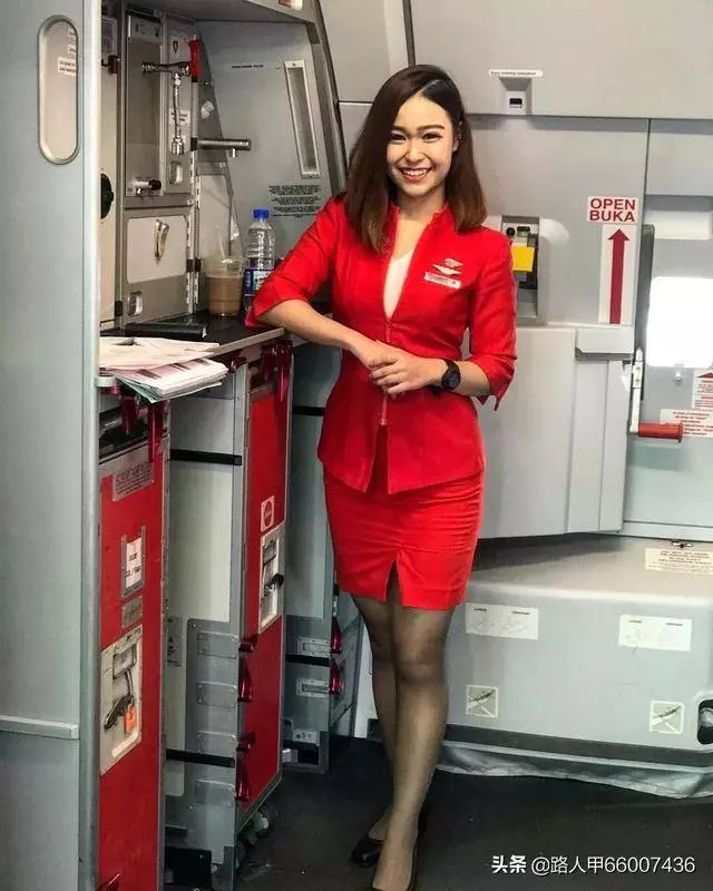 外國乘客投訴亞航空姐,彎腰露出「事業線」