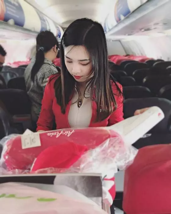 外國乘客投訴亞航空姐,彎腰露出「事業線」